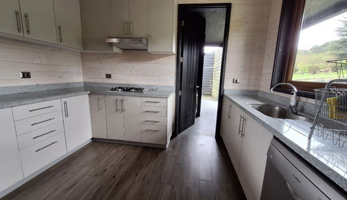 Casa En Venta De 5 Dorm. En Panguipulli