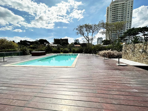 Apartamento En Piso Alto En Venta En Icon Brava Tower, Punta Del Este.