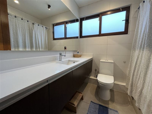 Casa En Venta 4 Dormitorios Como Nueva En Lo Barnechea