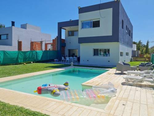 Casa De 3 Dormitorio En Barrio Las Huertas, Gorina