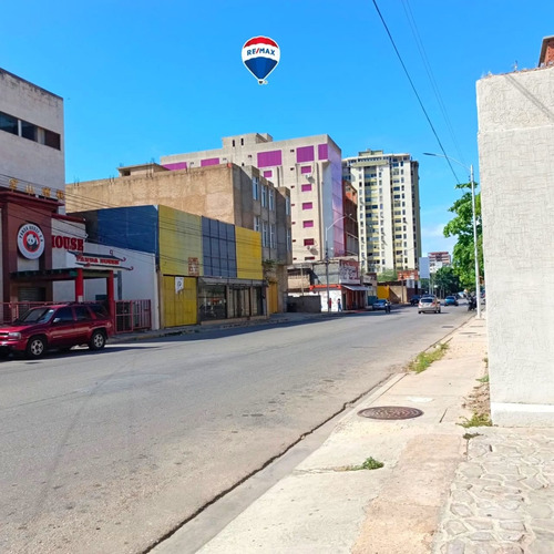 Avenida Bolivar, Edificio Punto Empresarial Oficina 14, Porlamar, Mariño, Nueva Esparta, Con Estacionamiento Y Con Amplios Espacios