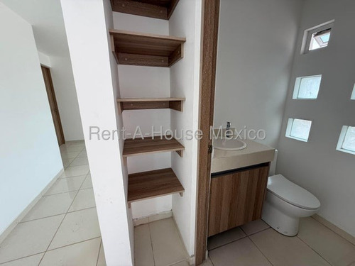 Casa De 1 Nivel Con Sala De Tv Y 3 Recámaras, Venta - Santa Rosa Jauregui