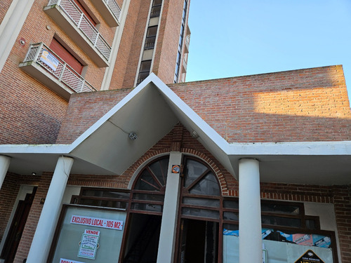 Pinamar: Local En Centro Residencial De 105 M2. Doble Frente, Dos Baños Completos