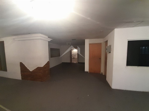 Imagen 3 de 12 de Local Comercial De 800 M2 En El Paseo Colon De La Ciudad De Puerto La Cruz