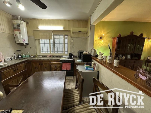 Casa Con Quincho En Barrio San Emilio
