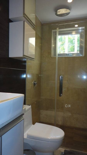 Imagen 22 de 30 de Leal Pérez Vende Majestuosa Casa En Urbanización Guataparo Con Piscina