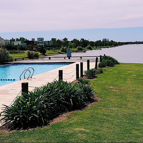 Terreno Con Orientacion Sur - A Metros Del Ingreso Y Del Lago - Puerto Roldan