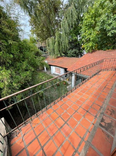 Imagen 12 de 14 de Magnífica Casa En Venta De 5 Ambientes Con Jardín Y Quincho En Banfield Oeste