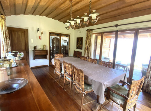 Casa En Venta De 6 Dorm. Frente A La Playa De Zapallar
