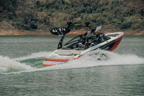 Lancha Ventura 220 Surf 2025 Wake Masterboat Malibu