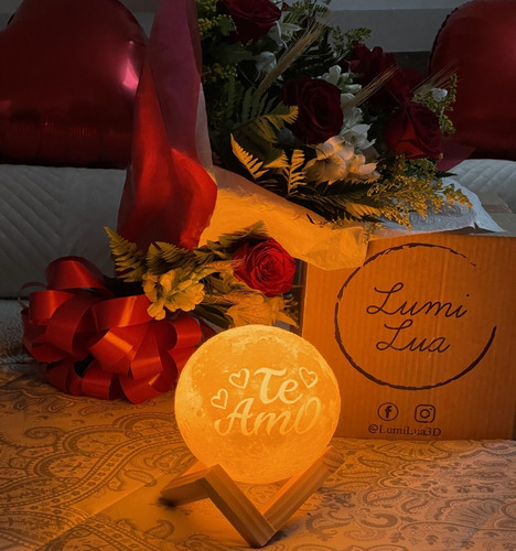Luminária Lua Cheia Com Frase Usb Recarregável (te Amo) Cúpula Branco Estrutura Madeira