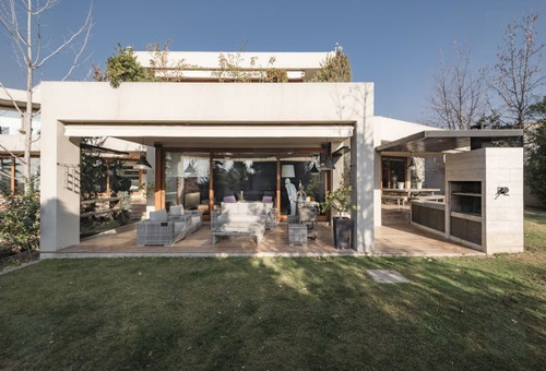 Casa En Venta De 5 Dorm. En Las Condes
