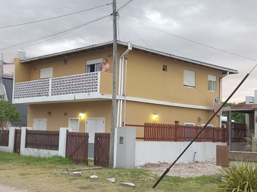 2 Casas En Mar De Cobo Mar Chiquita Frente Al Mar Complejo En Planta Baja 1 Departamento 1 Ambientes Y Otro De 2 Ambientes Y En Primer Piso Departamente De 4 Ambientes, Lote Propio. Quincho Cocheras