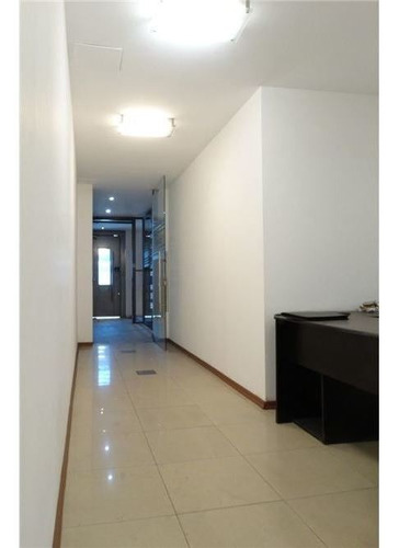 Imagen 10 de 30 de Edificio Corporativo / 7 Años / 5 Pisos