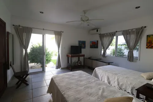 Residencia Con Paneles Solares, En Venta, En Temozón Norte