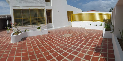 Imagen 3 de 12 de Amplia Casa Quinta En Av Josefa Camejo. 0414-5725250 Cod 22-20016