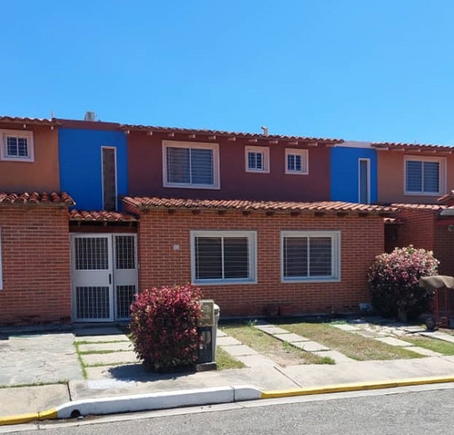 Town House En Conjunto Residencial Cantapiedra. Urbanización La Granja. Naguanagua. Plth-229