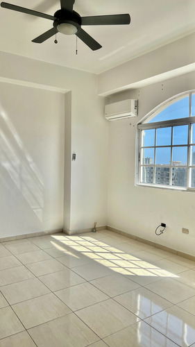Apartamento Con Línea Blanca En Alquiler En Gazcue, Santo Do