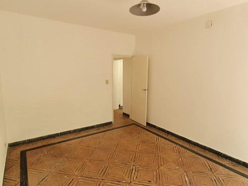 Comodo Departamento, Dos Dormitorios, Patio Con Parillero, Balcon, Sin Expensas !