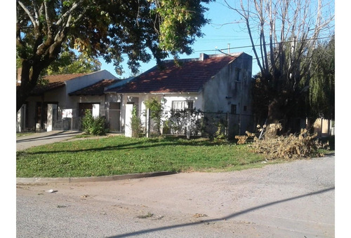 Imagen 2 de 14 de Linda Casa En Calle Héroes De Malvinas Y 64.