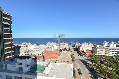 Apartamento Esquinero En Venta De 3 Dormitorios + 2 Baños. Con Excelente Vista- Ref: 8705