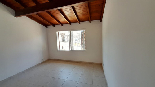Casa Tipo Ph 3 Ambientes Muy Comodo En Castelar