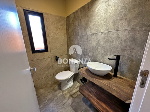 Casa En Venta A Estrenar. Piriápolis. 2 Dormitorios, 2 Baños, Parrillero. Construcción Tradicional.
