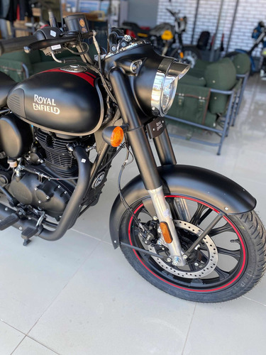Imagen 13 de 16 de Royal Enfield Classic 350 Dark Stealth Black
