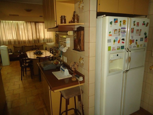 Imponente Chalet En Esquina - Longchamps