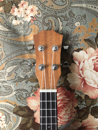 Ukelele Soprano Diseño Tallado