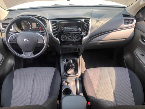 Imagen 10 de 13 de Mitsubishi L200 2018 2.4 Cabina Doble 4x2 Mt