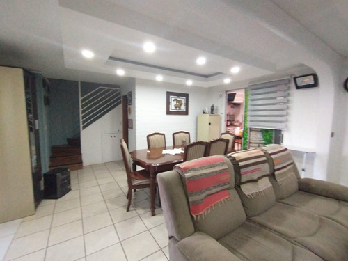 Casa De Dos Pisos De Tres Dormitorios Barrio Residencial