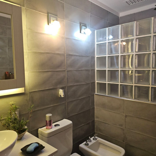 Excelente Chalet De 4 Amplios Ambientes Sobre Lote De 12,99 X 51, Con Garage Cubierto Para 3 Autos, Galeria Con Parrilla, Fondo Y Quincho. Excelente Estado. Nuevo Valor