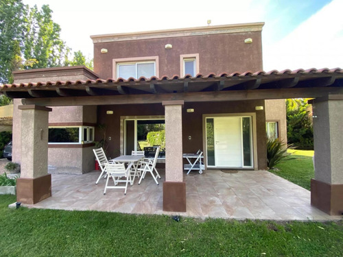 Casa En Venta - 6 Dormitorios 4 Baños - Mendoza
