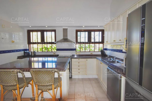Chalet En Venta Cinco Dormitorios Y Doble Dependencia En Golf Punta Del Este