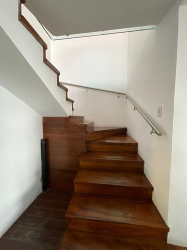 Se Vende Hermosa Y Moderna Quinta En Alto Prado - Caracas De 500 M2 De Terreno. (a.v)