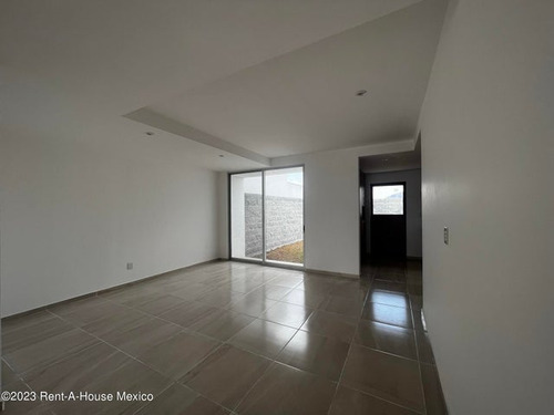 Grand Juriquilla. Venta - Casa Con Cuarto De Servicio, 3 Recámaras