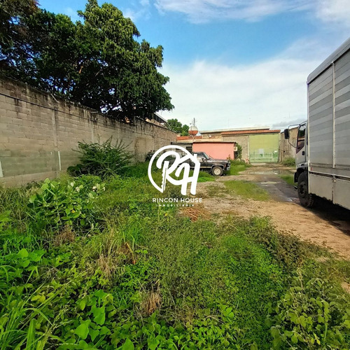 Terreno En Venta En El Barrio Lourdes, Maracay