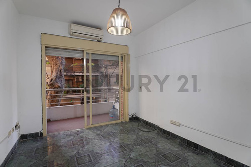 Venta - Departamento De 4 Ambientes En Flores Con Balcón Y Patio