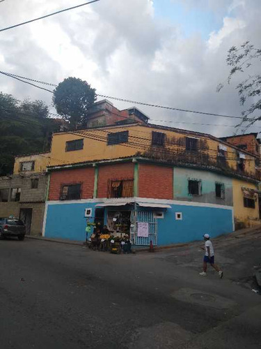 Venta De Casa Tipo Familiar En Las Clavellinas, Guarenas