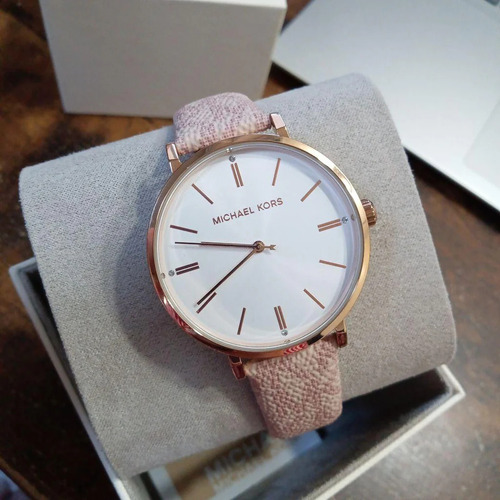 Reloj Michael Kors Addison Modelo Mk2947 Correa Rosa Bisel Oro Rosa Fondo Blanco
