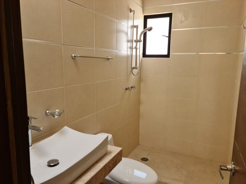 Se Vende Casa Enel Refugio, 3 Habitaciones, Estudio, Construcción A Tabique Rojo
