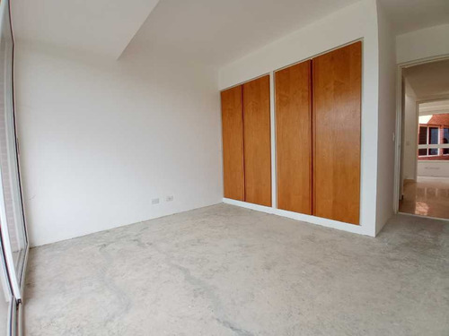 Imagen 10 de 20 de Se Vende Apartamento Ph Triplex De 334 M2 4h/4b/3p En Lomas Del Sol