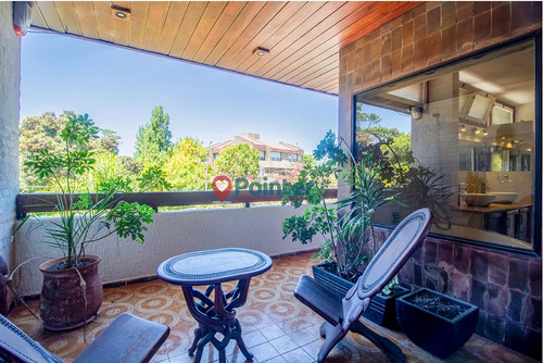 Casa En Venta - 5 Dormitorios Y Servicio - Playa Mansa - Punta Del Este