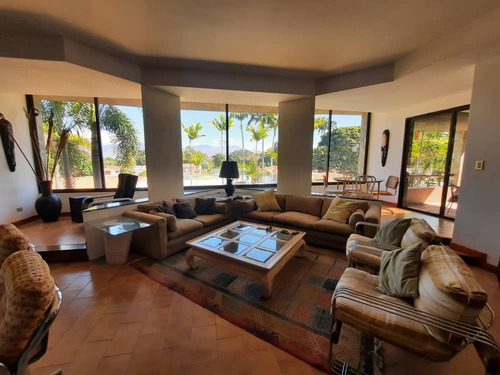 Mh Casa En Venta Ubicada Guaparo Piscina Calle Cerrada Con Vigilancia 670mts2