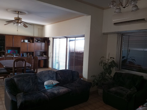 Casa De 3 Plantas Con Importante Galpón