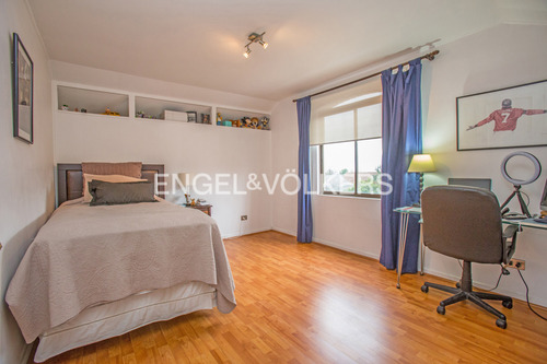 Casa En Venta San Carlos De Apoquindo, Tranquila Calle
