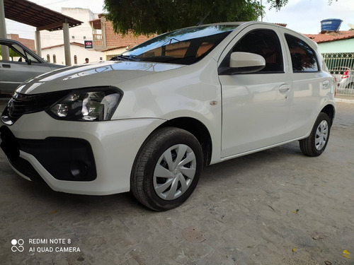Imagem 1 de 9 de Toyota Etios
