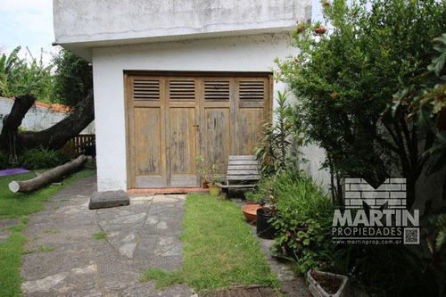 Casa Sobre Lote De 838 M2, Con Gran Parque Y Pileta - La Lucila, Excelente Ubicación