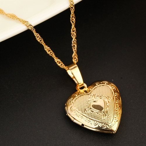 Collar Relicario Corazón Repujado Con Detalles Pequeños